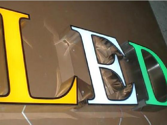 平武介绍LED招牌的基础知识。